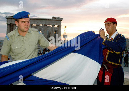 Presidential wachen, die man auf der rechten Seite als ein Kreter, Falten die griechische Flagge verkleidet. Stockfoto