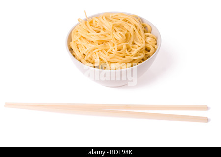 Ess-Stäbchen, Schüssel und Nudeln auf weißem Hintergrund Stockfoto