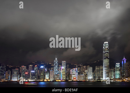 Blick über den Victoria Harbour von Hochhäusern bei Nacht in Hong Kong, China. Stockfoto