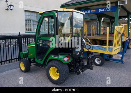 John Deere Mini Traktor verwendet am Bahnhof von Jasper, um Gepäckwagen zu ziehen. Stockfoto