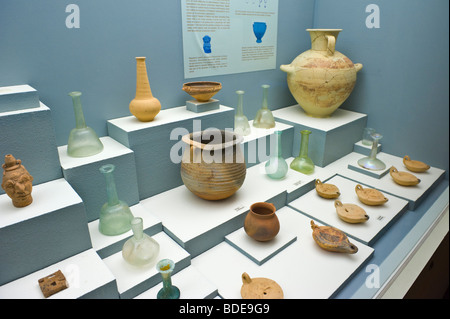 Vitrine mit antiker Keramik im archäologischen Museum in Argostoli auf der griechischen Insel Kefalonia Griechenland GR Stockfoto