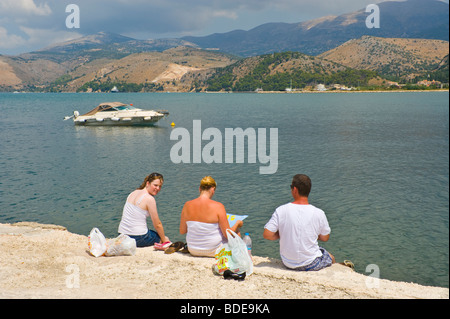 Touristen auf dem Kai in Argostoli auf der griechischen Mittelmeer Insel von Kefalonia Griechenland GR Stockfoto