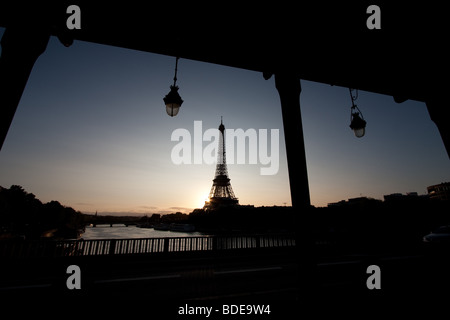 Am frühen Morgen mit dem Eiffelturm in den Sonnenuntergang. Stockfoto