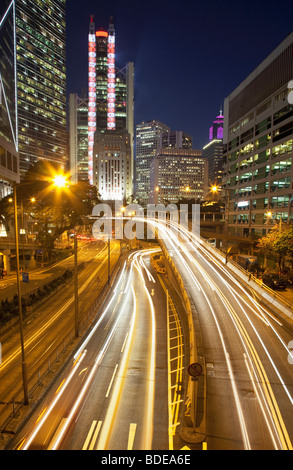 High-Rise Gebäude und Auto Strecken in der Nacht im Central District, Chung Wan, Hong Kong, China. Stockfoto