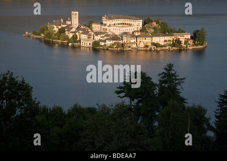 Die Isola San Giulio (Insel St. Julius in Ortasee, Italien) durch eine dekorative Gitter fotografiert. Stockfoto