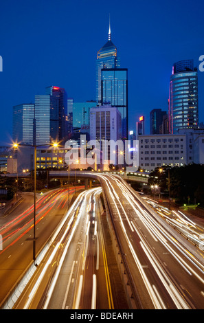 High-Rise Gebäude und Auto Strecken in der Nacht im Zentrum von Hong Kong, China. Stockfoto