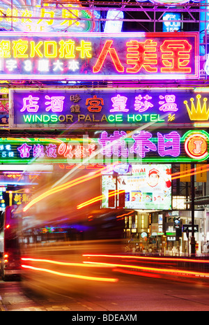 Leuchtreklamen und Bus Licht Wanderweg in Tsim Sha Tsui, Kowloon, Hong Kong, China. Stockfoto