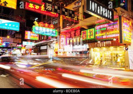 Leuchtreklamen und Auto leichte Wanderweg in Tsim Sha Tsui, Kowloon, Hong Kong, China. Stockfoto