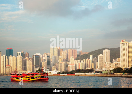 Fähre vor Hochhaus-Skyline in Hong Kong, China. Stockfoto