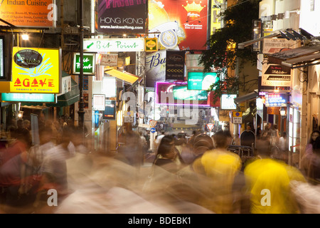 Leuchtreklamen und Menschen in Lan Kwai Fong, Hongkong, China. Stockfoto