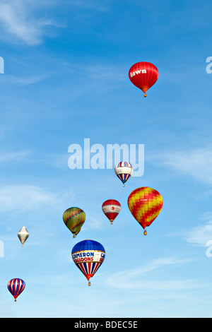 Bunte Heißluftballons am Sommertag vor einem blauen Himmel an der 2009 Bristol Balloon Fiesta uk Stockfoto