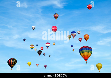 Bunte Heißluftballons am Sommertag vor einem blauen Himmel an der 2009 Bristol Balloon Fiesta uk Stockfoto