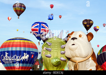 Bunte Heißluftballons am Sommertag vor einem blauen Himmel an der 2009 Bristol Balloon Fiesta uk Stockfoto