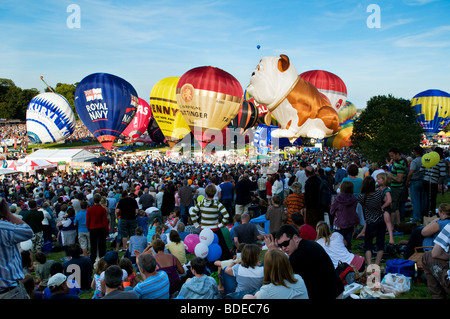 Bristol Balloon Fiesta 2009, England mit Luftballons und Massenszene mit blauem Himmel im Sommer getroffen Stockfoto