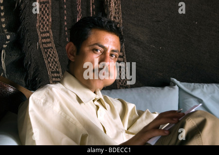 Porträt eines jemenitischen Mann kauen Khat oder Qat - einem grünen Reizmittel und legale Droge - in seinem Haus in Sanaa, Jemen. Stockfoto