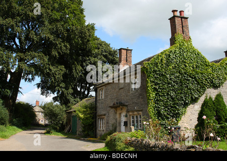 Ein englisches Dorf Straße am Tissington, Derbyshire, England, U.K Stockfoto