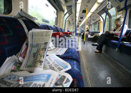 Zeitungen links Rohr auf auf einer Londoner U-Bahn Zug. Stockfoto