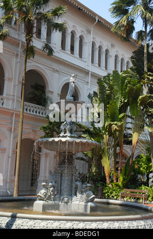 Statue und Brunnen in einem Garten im Innenhof des Raffles Hotel, Singapur Stockfoto