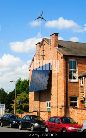 Windgenerator und Sonnenkollektoren angebracht, um die südliche Wand eines Wohnhauses in Leamington Spa, Warwickshire, UK. Stockfoto