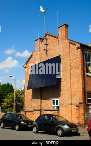 Windgenerator und Sonnenkollektoren angebracht, um die südliche Wand eines Wohnhauses in Leamington Spa, Warwickshire, UK. Stockfoto