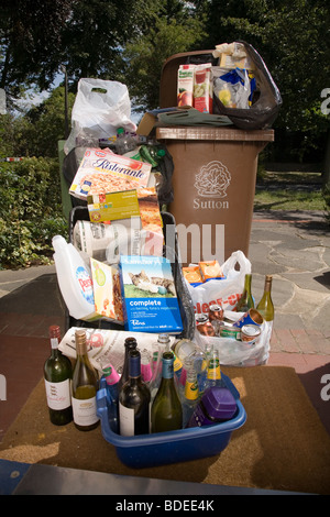 Verpackung und Papier gesammelt für das recycling von einem Haushalt in einer Woche. Stockfoto