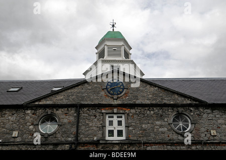 Blick auf den Uhrturm in Kilkenny Workshops konvertiert Ställe, Kilkenny Stadt, Grafschaft Kilkenny, Irland Stockfoto