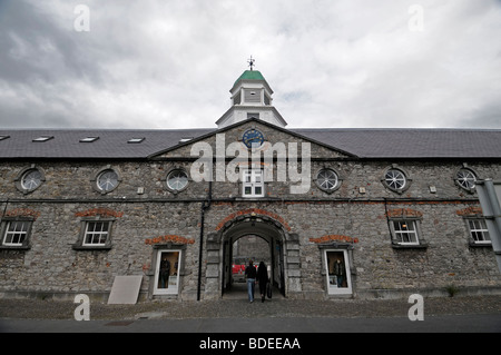 Blick auf den Uhrturm in Kilkenny Workshops konvertiert Ställe, Kilkenny Stadt, Grafschaft Kilkenny, Irland Stockfoto