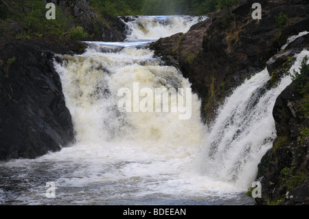 Dieses Bild zeigt Kivach - der mächtigsten Wasserfall in Karelien (ca. 12 Meter) Stockfoto