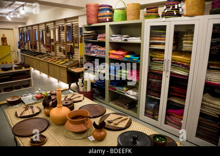 Innenausbau von Kamala Craft Shop: ein Staat Emporium auf Baba Kharak Singh Marg Connaught Place, Neu Delhi. Indien. Stockfoto