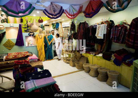 Innere Purbashree Emporium, auf Baba Kharak Singh Marg Connaught Place, Neu Delhi. Indien. Stockfoto