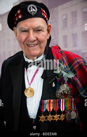 Tom Gilzean, 90 Jahre alten ex-Soldat in Highland Kleid und trägt seine militärische Medaillen sammeln für wohltätige Zwecke in Edinburgh. Stockfoto