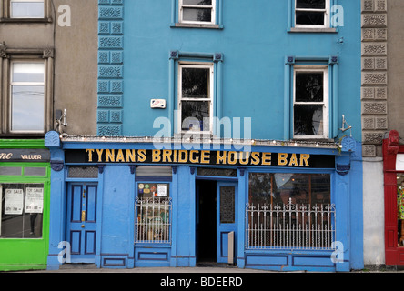 frontale Vorderansicht, Tynans Haus Bar Kneipe überbrücken lizenziert Räumlichkeiten Kilkenny Irland blau Stockfoto