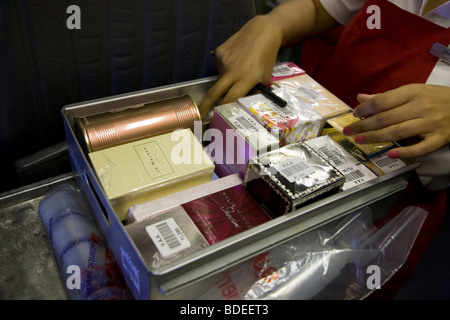 Mitglied der Kabinenbesatzung mit duty free Trolley, waren an Passagiere auf einem Virgin Atlantic Flug von Mumbai nach London zu verkaufen. Stockfoto