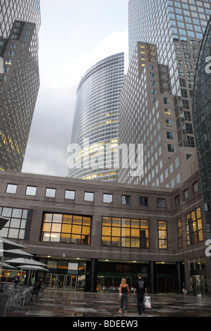 An einem regnerischen Tag in der Dämmerung entspringt der Goldman Sachs Hauptsitz im Bau, das World Financial Center in Manhattan. Stockfoto