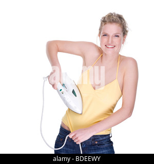 Voll isolierte Porträt einer schönen kaukasischen Hausfrau mit Bügeleisen Stockfoto