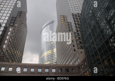 Das unvollendete Hauptquartier von Goldman Sachs und die Wolkenkratzer des World Financial Centers in der Dämmerung, nach einem kurzen Regen. Stockfoto