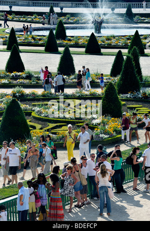 Paris, Frankreich - Touristen, die sich am französischen Denkmal anstellen, dem französischen Garten „Chateau de Versailles“, Luftaufnahme vom Fenster, städtischer Garten, Landschaftsgärten, Stockfoto