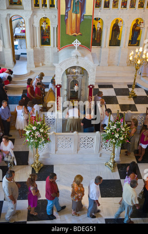 Pilger-Warteschlange die Füße der mumifizierte Körper des Heiligen Gerasimos im Kloster auf der griechischen Insel Kefalonia Griechenland GR küssen Stockfoto