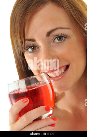 Cranberry-Saft, Frau hält ein Glas Cranberry-Saft Stockfoto