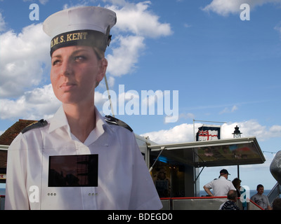Großes Plakat eines weiblichen Matrosen bei einem Royal Navy recruiting anzeigen Whitby Regatta 2009 Stockfoto
