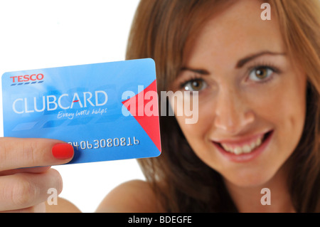 Tesco Clubcard, Frau hält Tesco clubcard Stockfoto