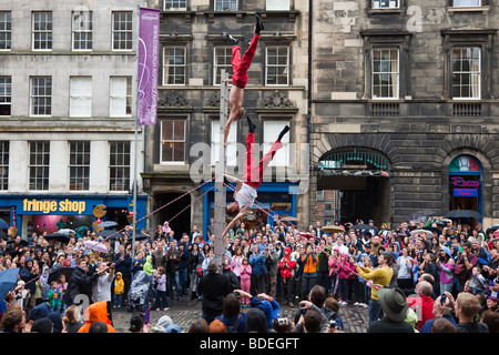 Akrobaten auf der Royal Mile in Edinburgh Fringe Festival, Edinburgh, Schottland, Großbritannien Stockfoto