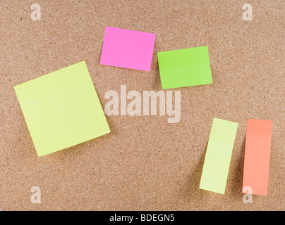Bunte Haftnotizen an einer Pinnwand befestigt Stockfoto