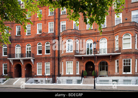 Viktorianische Häuser in rotem Backstein, Kensington, London, England