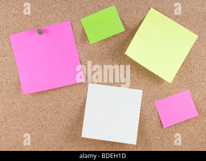 Bunte Haftnotizen an einer Pinnwand befestigt Stockfoto