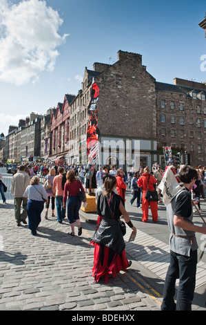 Menschen in der Royal Mile Edinburgh während 2009 Edinburgh International Festival Stockfoto