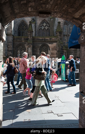 Menschen in der Royal Mile Edinburgh während 2009 Edinburgh International Festival Stockfoto