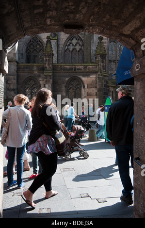 Menschen in der Royal Mile Edinburgh während 2009 Edinburgh International Festival Stockfoto