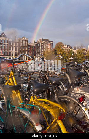 Europa, Niederlande, Holland, Amsterdam, Fahrrad Parken in Amsterdam Zentralverriegelung außerhalb der Hauptbahnhof Stockfoto