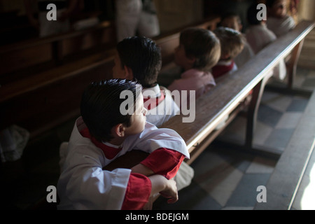 Ministranten, Blick auf die Fronleichnams-Prozession, Sevilla, Spanien, 2009. Stockfoto